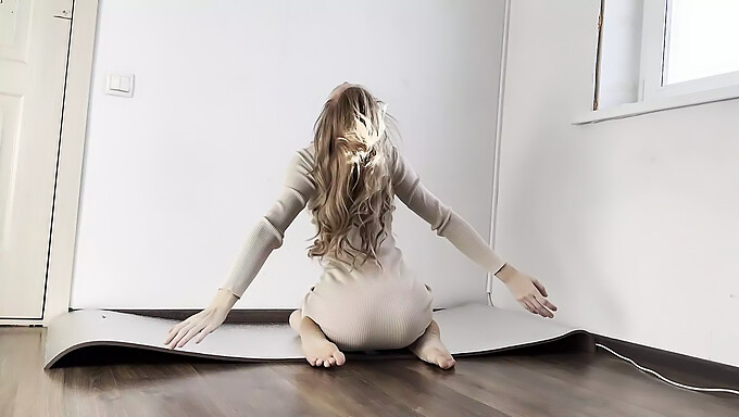 Ince Yoga Modeli Güzel Ayaklarını Softcore Fetiş Videosunda Sergiliyor