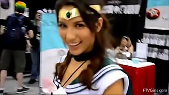 คอสเพลย์ Melody Wylde และเพื่อน ๆ โชว์และเล่นกับที่เสียบก้นที่ Comic-Con