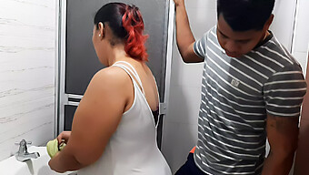 Büyük Göğüslü Milf, Banyo Molasında Istekli Kocası Tarafından Şaşırtılıyor