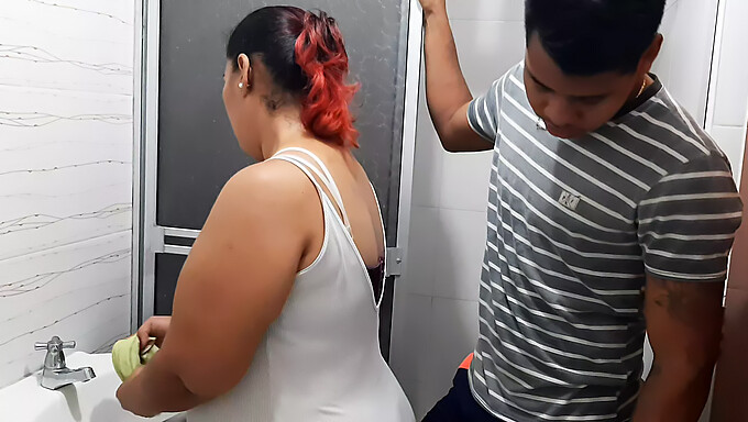 Büyük Göğüslü Milf, Banyo Molasında Istekli Kocası Tarafından Şaşırtılıyor