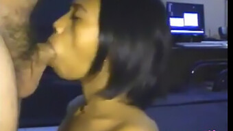 สาวเอเชียสมัครเล่นให้ Blowjob ในวิดีโอโฮมเมด