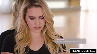 Mia Malkova ขู่นายธนาคารด้วย Derriere ที่ยั่วยวนของเธอในวิดีโอ Teenfidelity