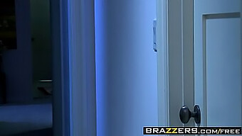 Lela Star และ Johnny Sins ในการเผชิญหน้าทางเว็บร้อนที่ Brazzers