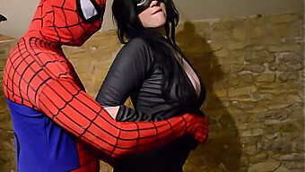 Kıvrımlı Catwoman, Vahşi Bir Cosplay Seansında Spider-Man'In Ağına Dolanıyor