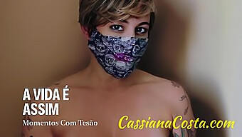 Horny한 아내 Cassiana Costa가 큰 엉덩이를 자랑하며 자신의 얼굴을 면도합니다