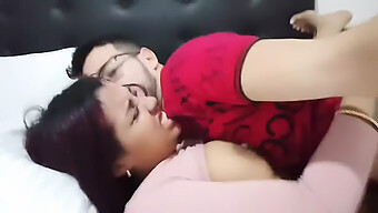 Dövmeli Esmer Ve Büyük Göğüslü Interracial Genç Seks