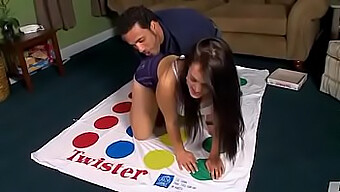 Yaz, Şakacı Bir Twister Seansında Domalıyor