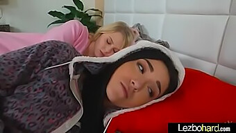 Genç Lezbiyenler Lily Rader Ve Kiley Jay, Sıcak Oral Seansında